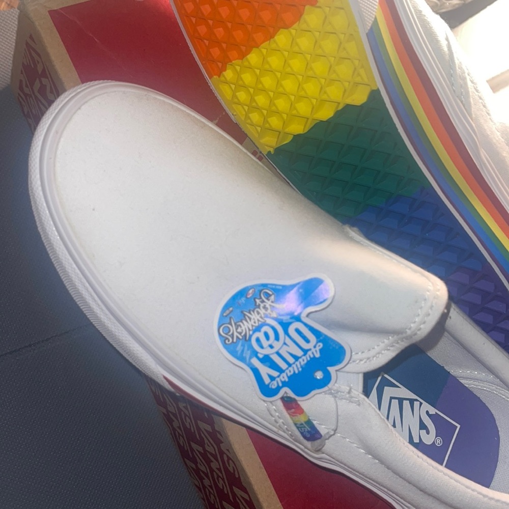 Vans journeys exclusive (pride)